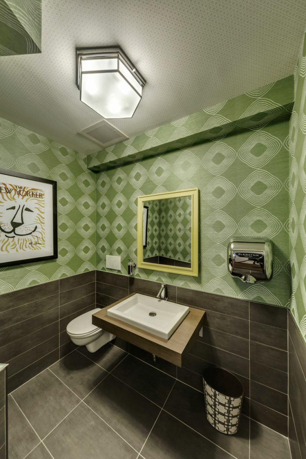 Туалет цвет зеленый. Ванная в оливковом цвете. Ванная в зелено коричневых тонах. Зеленая туалетная комната. Коричнево зеленая ванная.