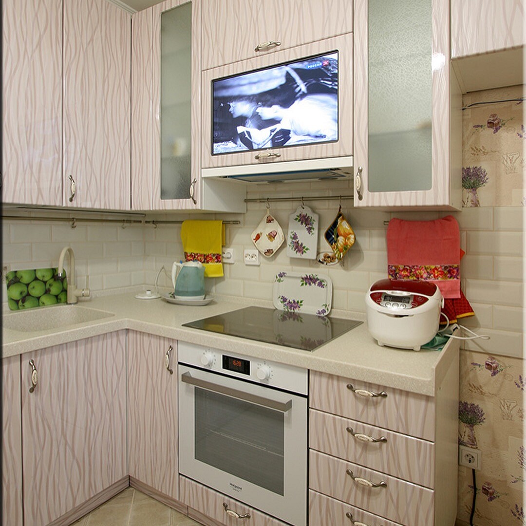 телевизор между шкафами кухни