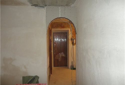 Арка между кухней и коридором