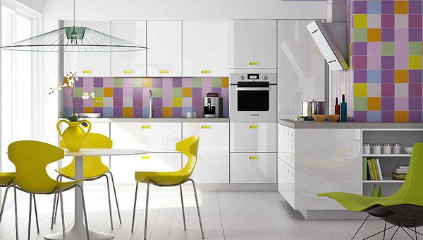 Белая кухня с бирюзовыми акцентами – 50 примеров на сочетания с другими цветами мебели и отделки