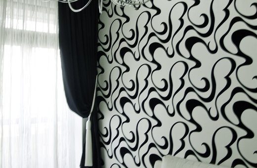 Белые обои с черным рисунком с в интерьере