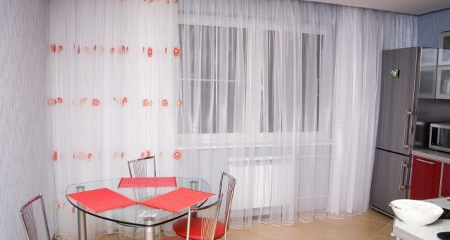 Белые шторы для кухни