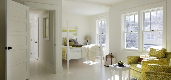 Белые стены темный пол – глянцевое и мраморное напольное покрытие в интерьере квартиры, сочение темного кафеля на полу и белых дверей в гостиной