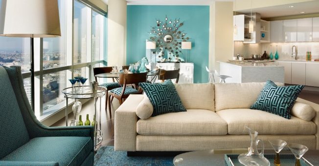 Бежевый цвет стен в интерьере – сочетание темно и светло песочного в гостиной, стены в коричневых тонах, сливочный с другими оттенками, с чем можно синий и розовый