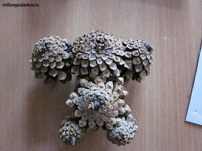 Чебурашка из шишек