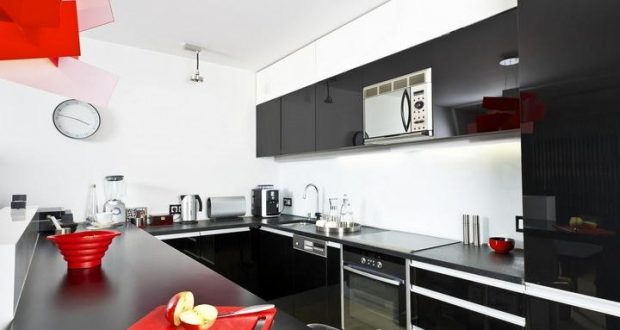 Черно белая кухня угловая фото – фото дизайна с яркими акцентами, цвет столешницы, интерьер с черной техникой, обои в черных тонах для маленькой угловой кухни