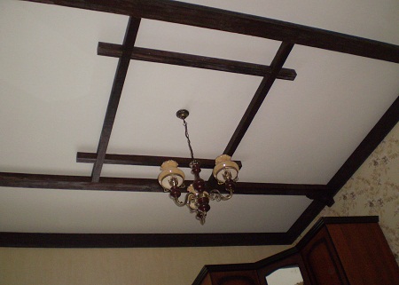 Декор потолок – цветы своими руками, отделка матового материалами, фото молдингов и сетки на стены, как обновить панно, элементы с дерева