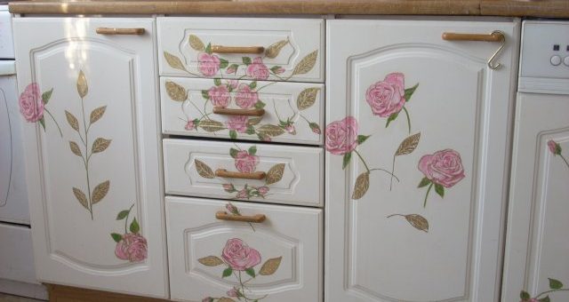 Декупаж мебели своими руками обоями – Декупаж мебели своими руками — 72 фото, обоями, салфетками, на дереве, на ткани, декупаж кухонной мебели, мебели из дсп, видео
