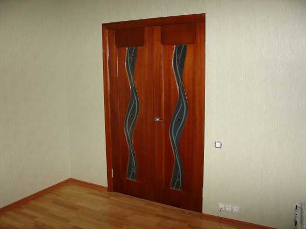 Старые деревянные двери в интерьере фото