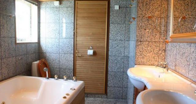 Деревянный потолок в ванной – Можно ли установить в ванной комнате деревянный потолок? Деревянный потолок в ванной комнате