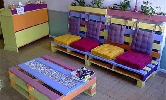 Диванчики из поддонов – Диван из поддонов своими руками из дерева: как пошагово, быстро и дешево сделать двуспальную мягкую кровать из паллетов (каркасс) для спальни, детской, кухни, дачи и балкона? Интересные идеи и мастер класс по поделкам из ящиков в домашних условиях