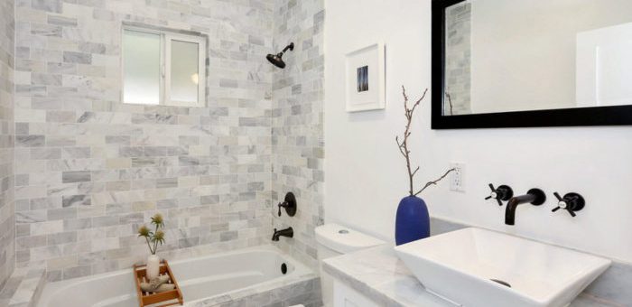 Дизайн небольшой ванной комнаты с ванной