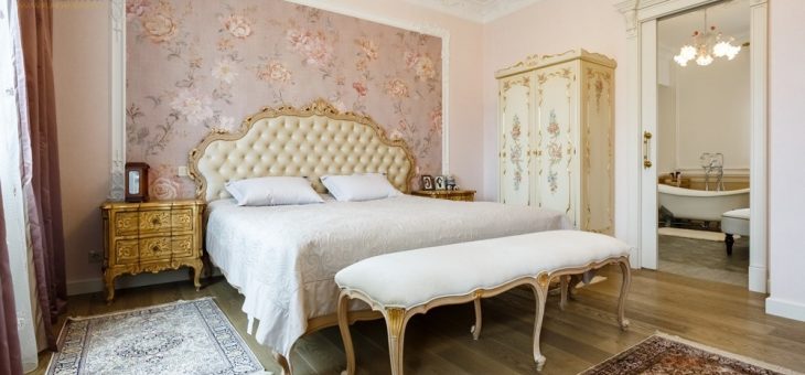 Дизайн светлой спальни – дизайн интерьера в пастельных тонах с темной кроватью в современном и классическом стиле, бежевые обои и декор