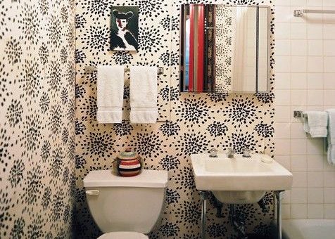 Дизайн туалета обоями в квартире фото