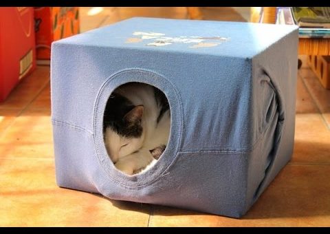 Домик из футболки для кота
