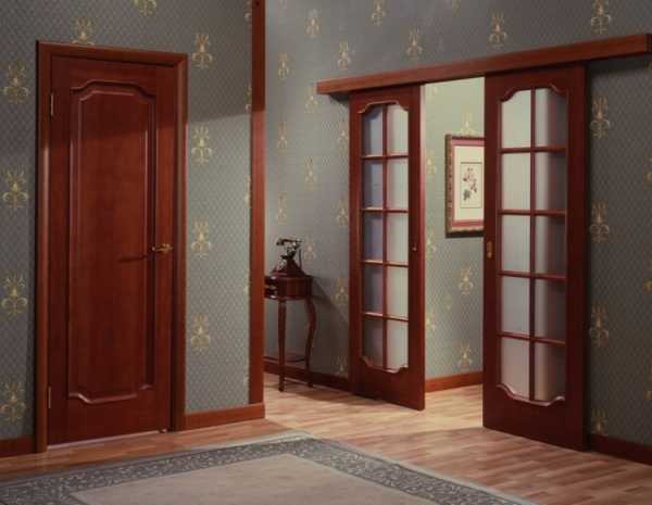 Интерьер гостиной с тремя дверями