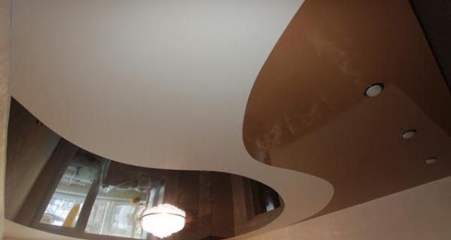 Двухцветный натяжной потолок в зале фото