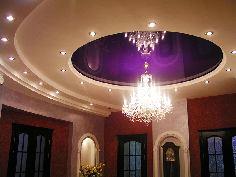 Натяжной потолок в зал с подсветкой и люстрой одноярусный фото