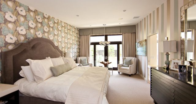 Фото бежевые обои в интерьере – Фото примеры бежевых обоев в интерьере, выбор цвета обоев на кухне, в спальне, в гостиной, какие цвета сочетаются лучше, советы по комбинированию разных оттенков