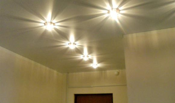 Фото глянцевых потолков натяжных потолков фото – Глянцевые натяжные потолки — характеристики, фото видов цветных и с подсветкой для кухни, спальни, ванной, как помыть без разводов, цена и где купить в Москве и СПб