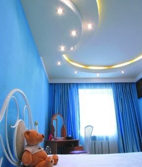 Фото многоярусные потолки из гипсокартона – дизайн двухъярусных гипсокартонных потолков для спальни, прямоугольные двухуровневые конструкции в прихожей