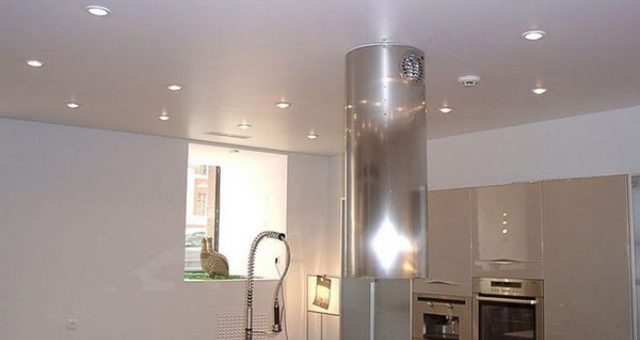 Фото натяжных потолков на кухне с люстрой и светильниками – с натяжным потолком, светильники в интерьере, подвесной над столом, рабочей зоны, варианты