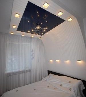 Фото потолки подвесные и натяжные – Подвесные и натяжные потолки для спальни, фото дизайна потолков из гипсокартона и ПВХ в спальне, какой потолок сделать