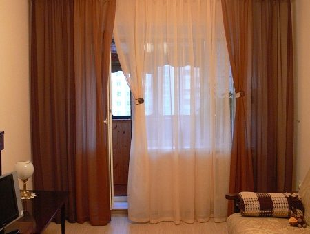 Фото шторы в комнату с балконом фото – зал и спальня с балконной дверью, фото, гостиная комната, красивый тюль на окно и жалюзи