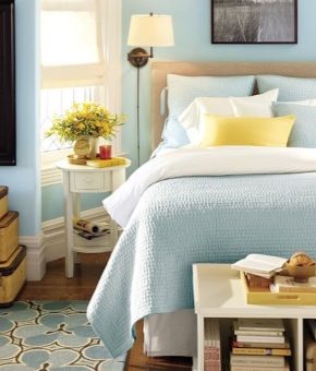 Фото спальня в пастельных тонах – дизайн интерьера в пастельных тонах с темной кроватью в современном и классическом стиле, бежевые обои и декор