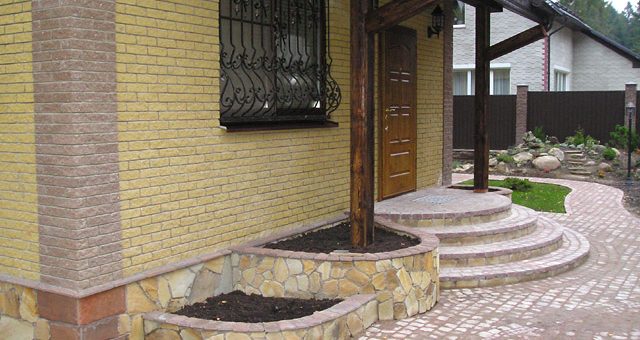Фото ступени на крыльце – ступеньки для частного кирпичного дома, наружные лестницы для загородного коттеджа, уличные ступени