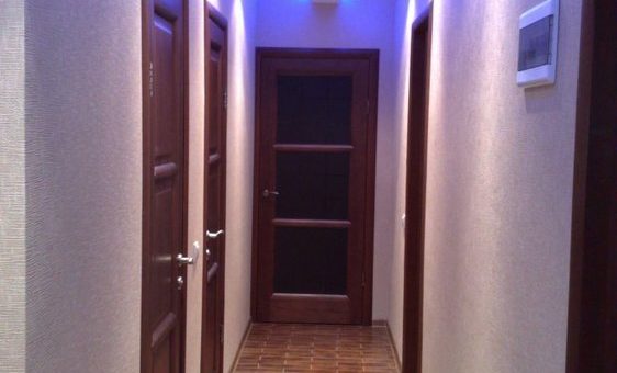 Фото в прихожей подвесные потолки – дизайн с фотопечатью двухуровневого парящего потолочного покрытия с глянцевой поверхностью для длинной прихожей