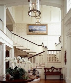 Фото холл в частном доме – интерьер в квартире и на втором этаже в частном доме, идеи по оформлению пола плиткой и стен обоями