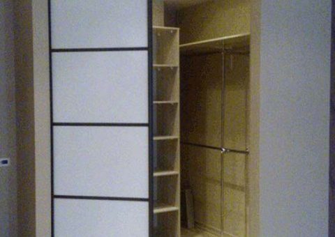 Гардеробные г образные – гардероб с раздвижной радиусной дверью в спальню, детскую или прихожую