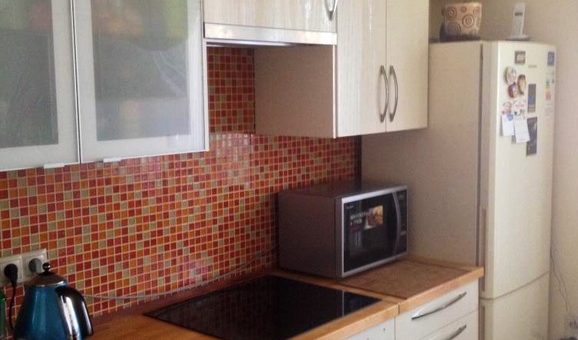 Глянцевая белая кухня маленькая – kak-vybrat-cvet-stoleshnicy-dlya-kuhni — запись пользователя Марианна (MariannaValkiri) в сообществе Дизайн интерьера в категории Интерьерное решение маленькой кухни