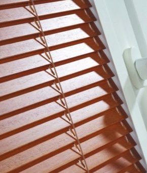 Горизонтальных жалюзи фото – межрамные варианты на пластиковые окна, как опустить вниз, как снимать или ремонтировать, как правильно пользоваться