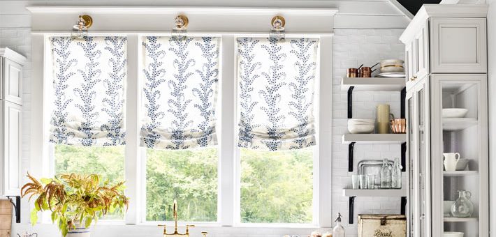 Интерьер двухэтажного дома внутри фото – Классический двухэтажный дом демонстрирует уютный и теплый интерьер с дорогими деталями