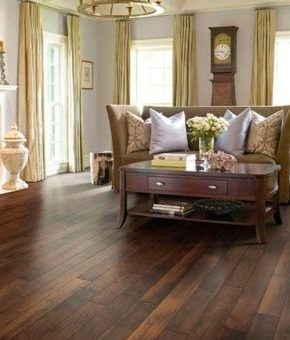 Интерьер темный – сочетание со светлыми стенами и коричневой мебелью в маленькой квартире, комбинации с белыми обоями и дверями