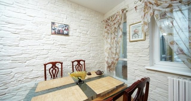 Искусственный камень на кухне на стене фото