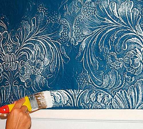 Чем покрасить флизелиновые обои на стене