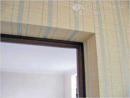 Как обои клеить ровно – Как клеить обои правильно? Как поклеить флизелиновые, виниловые или бумажные обои в углах и на потолок расскажет Леруа Мерлен.