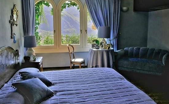 Как оформить окно в спальне – Советы, как оформить окно в спальне, фото дизайна больших и маленьких оконных проемов, выбор штор, тюля и декора, примеры размещения кровати у окна в спальне