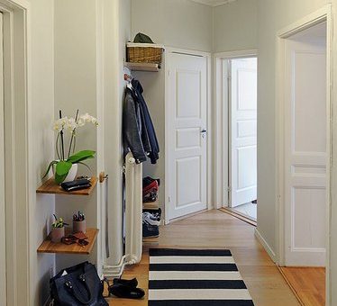 Как оформить углы в прихожей