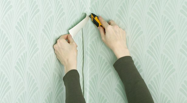 Как ровно клеить обои