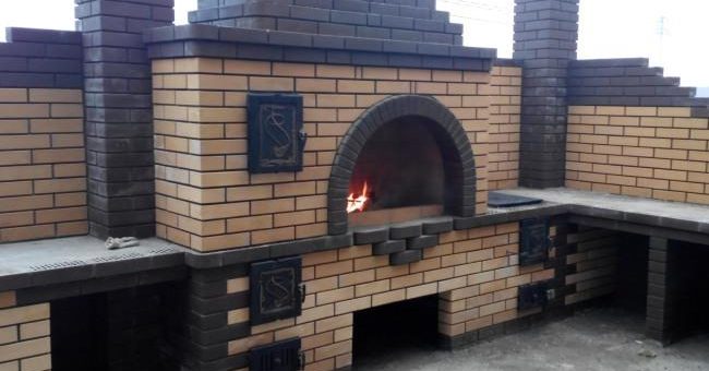 Как сделать из кирпича коптильню – как сделать кирпичную уличную печь своими руками, пошаговая инструкция, чертежи, порядовка камина