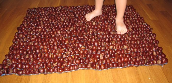 Как сделать коврик из каштанов – Массажный/ортопедический коврик для ног своими руками для детей и взрослых