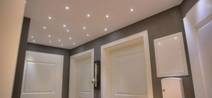 Как сделать в коридоре потолок – Как сделать потолок в коридоре: потолки из гипсокартона с подсветкой, натяжные в узком коридоре, красивый дизайн реечного потолка (фото)