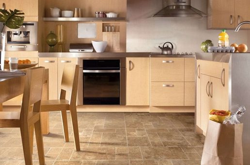 Как выбрать плитку на пол на кухню – Плитка на пол для кухни – выбор материала, способы укладки, достоинства и недостатки плитки на кухне