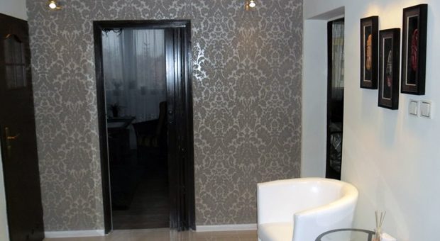 Какие лучше клеить обои в коридор