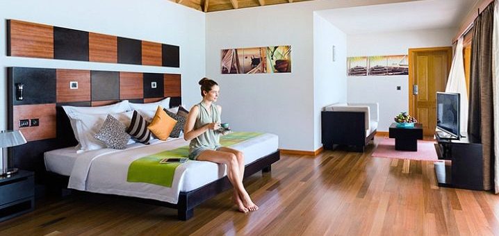 Карнизы для спальни фото – дизайн занавески, модные красивые портьеры в белую спальню в стиле «Прованс», двойные светлые шторы