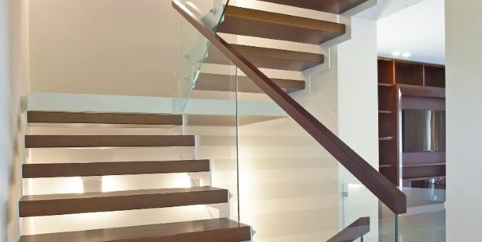 Комбинированные лестницы из металла и дерева фото